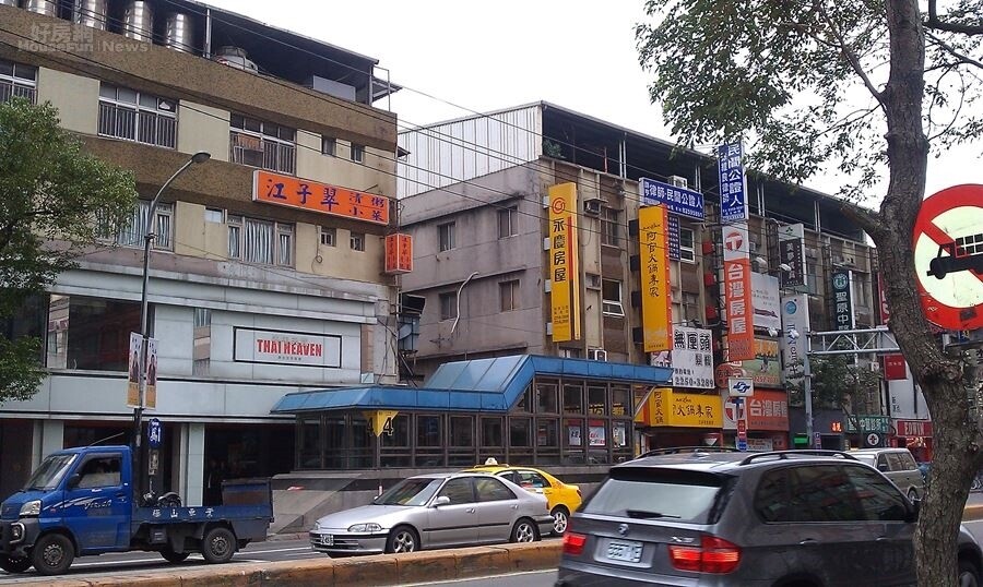 8.板橋的捷運站沿線生活機能強,吸引許多人買房或租屋。