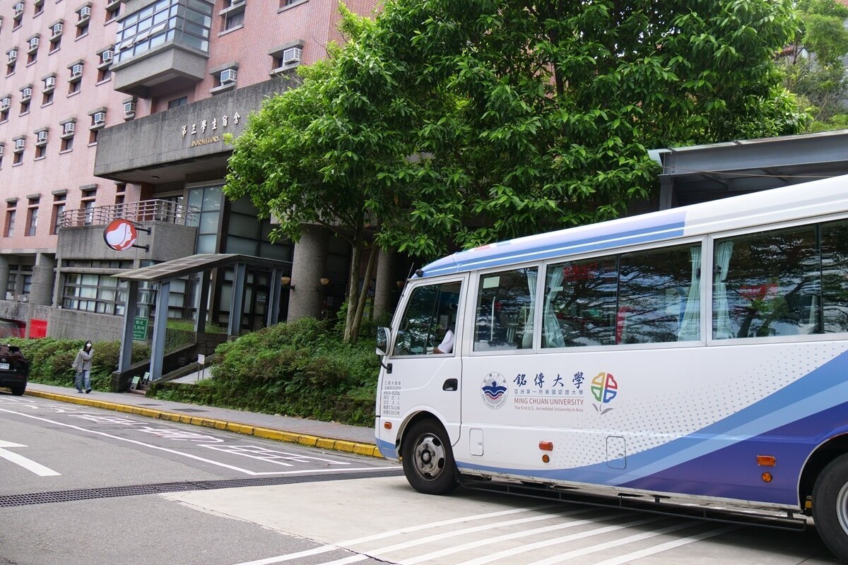 「捷運鶯桃福德站-銘傳大學(桃園校區)」跳蛙公車進校園。圖/新北交通局提供