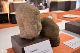 石器時代約占人類歷史發展的99%以上，時期長達一百萬年，石頭成為人類相處最久的朋友，它不僅是最自然的資源，也是最耐久的材料，第一展區將展出十多項遠古石器時代物品，有用為農作栽培鋤地活動巴圖形石斧「巴圖(Patu)」，還有新石器中晚期用於狩獵的靴型石刀，展品深具歷史意義，同時讓參觀者能近距離欣賞到遠古石器。