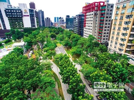 台中草悟道是具休憩與景觀功能的綠園道，因屬文風興盛的質感商圈，沿線第一排景觀豪宅少有釋出，在稀有與保值下，相當吸引自用的高端買主。圖／王妙琴 