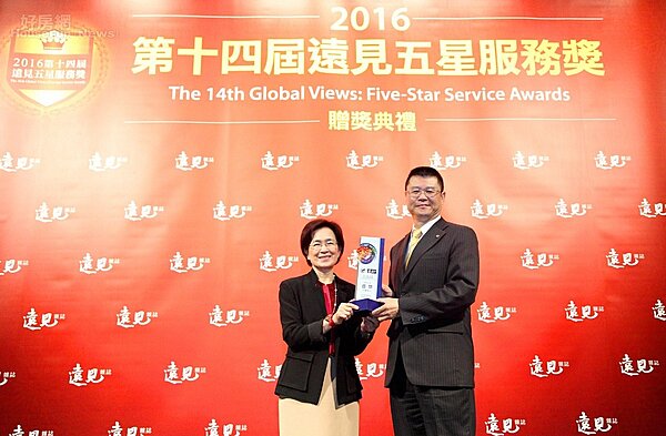 圖說:永慶房產集團業務總經理葉凌棋,從遠見發行人手中領取「房仲第一名」的獎座