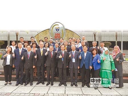 
台灣大學校長楊泮池（左四）、台師大校長張國恩（左六）、台科大校長廖慶榮（左二）、雲科大校長侯春看（右五）以及虎尾科大校長覺文郁（左三）等5校校長遠赴大馬招生，與馬來西亞大學校長莫哈末阿敏（左五）交流。（陳映慈攝）
 