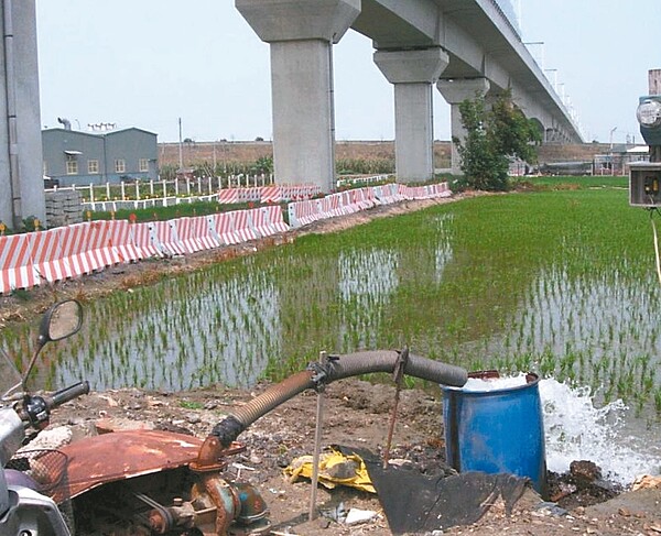 雲林高鐵沿線的水井被認為是地層下陷禍首，這幾年逐步管制封填。 本報資料照片