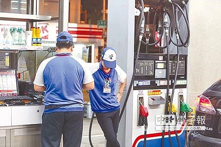 中油宣布,7日起汽、柴油零售價格大幅調降1元,這也是42周以來,國內油價最大降幅,昨晚加油站生意相對較淡。(鄧博仁攝)