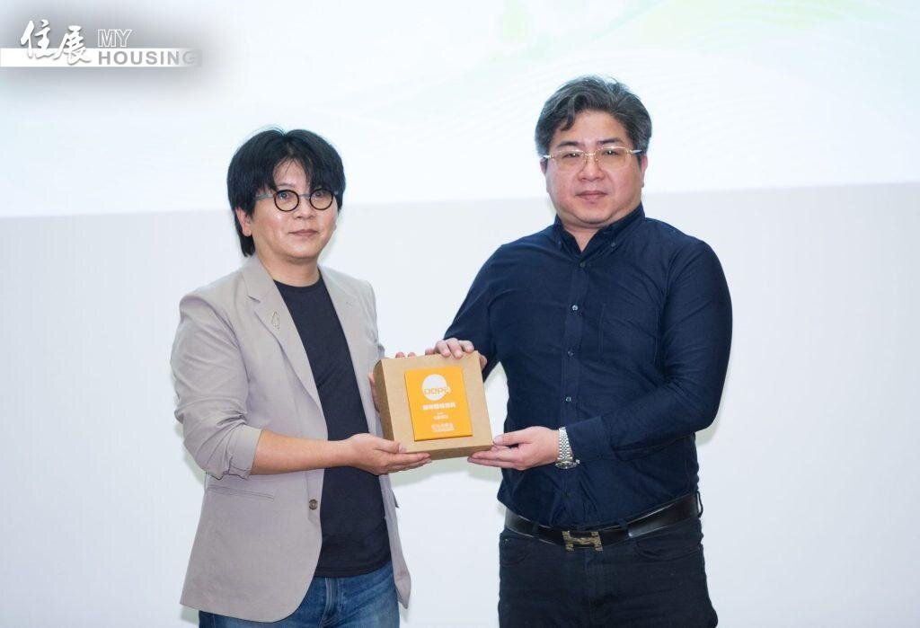 住展雜誌董事長徐珍翌（右）獲頒融媒體報導獎。