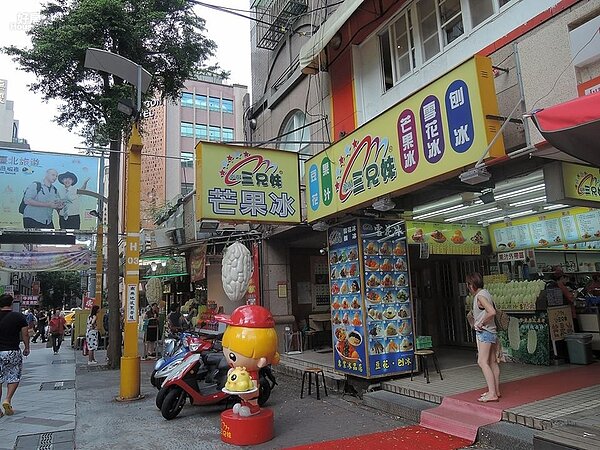 西門町商圈人潮，三兄弟豆花、三兄妹豆花。（好房網News記者陳韋帆／攝影）