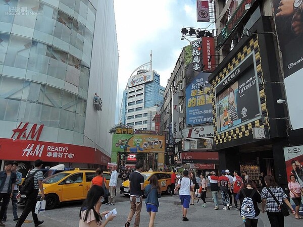 西門町商圈人潮情境圖,H&M。(好房網News記者陳韋帆/攝影)