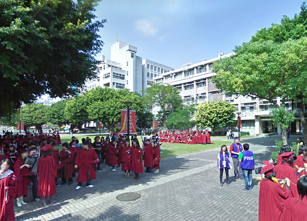 大學生畢業拍照情境圖。（翻攝自Google Map）