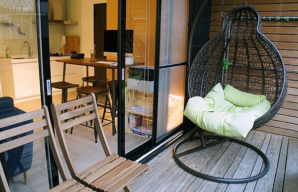 7-8.家裡有個超大南方松露天陽台，天氣好時玉兔會坐在吊椅上享受陽光或溜貓，圍籬高度夠也不怕被看光光。
