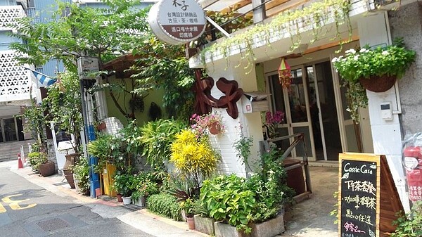 3.	第三間店「CASSIE CASA」位於麗水街巷弄內，門口花木扶疏。
