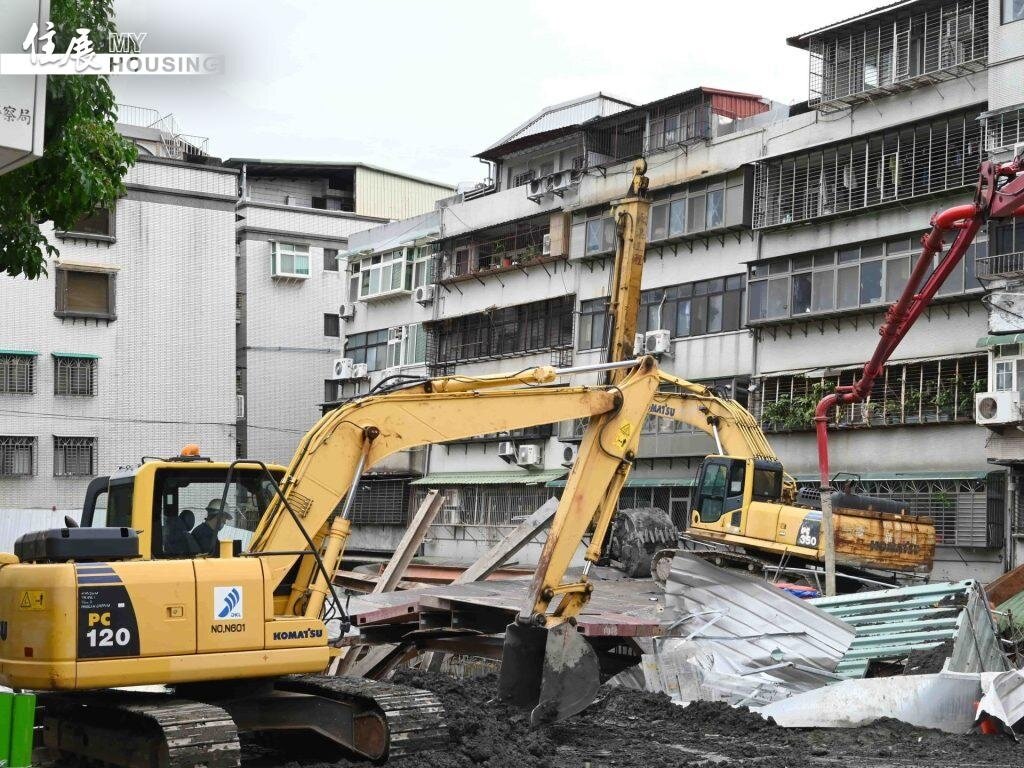 基泰大直2023年發生工安事故，造成大直街94巷民宅受損，後續進行拆除作業；事隔3年，受災戶第4年租金補償問題仍待協商。示意圖