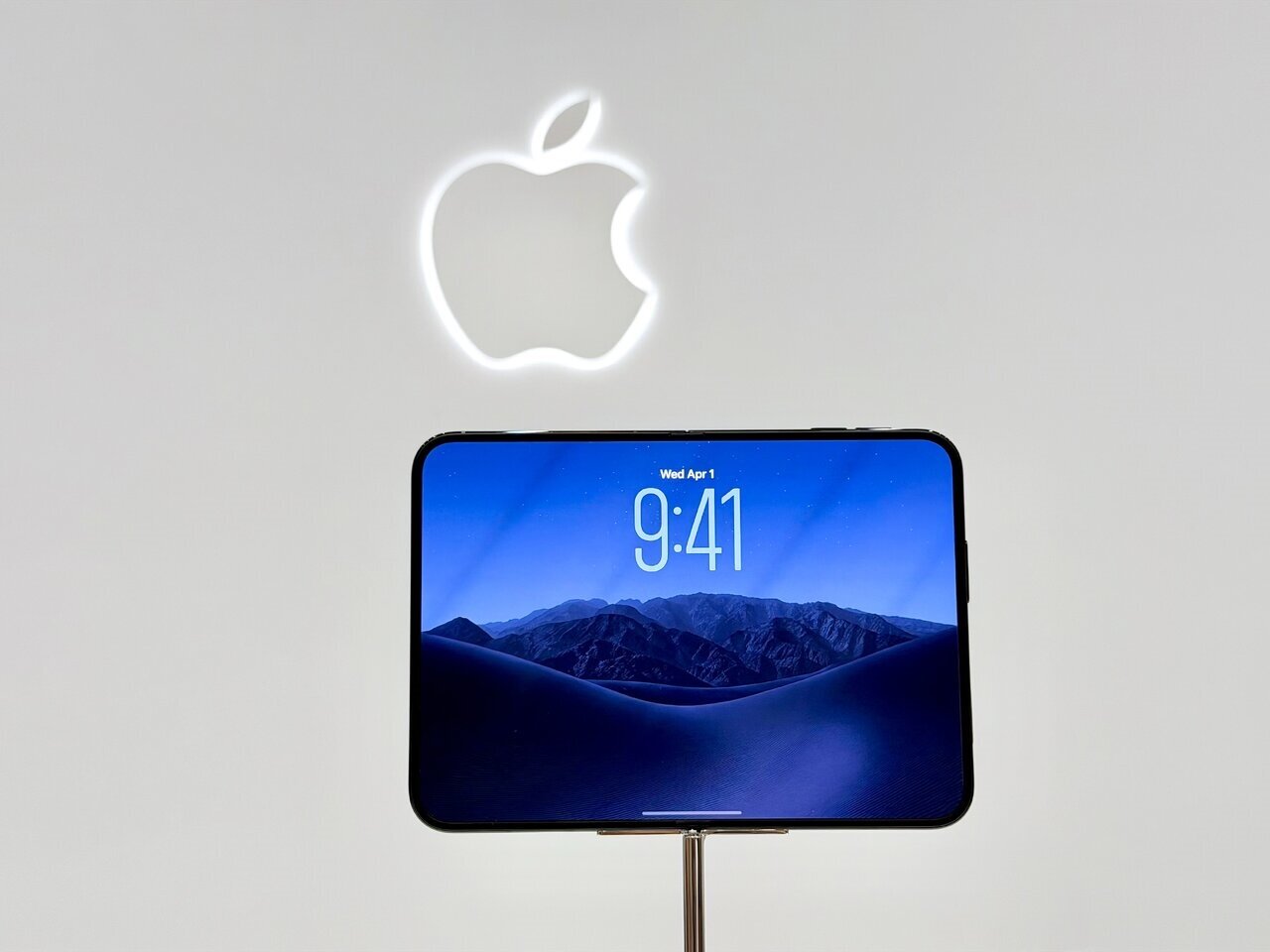 iPhone Duo將於台灣時間10月16日晚上8點起開放預訂，10月23日起正式供貨，與美國同樣列入全球首波開賣市場。記者黃筱晴／攝影 