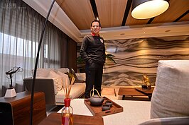 靈感來自東方，而東方的重要精神在於含蓄，空間設計以層次貫穿、流動。入門，石材以河水波動的方式加以連續延伸。