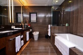 時常被忽略的浴室，在王勝正的設計中也是精雕細琢，與外面的設計、用料都一致統一
