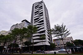 許多豪宅都找到設計師＂王勝正＂設計實品屋；王勝正表示，成功的要訣就是＂不怕得罪客人＂，也就是以專業與細心跟客戶溝通，讓看房的人可以感受到其設計的用心