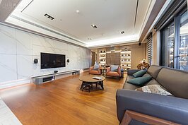 簡單、低調略顯奢華，這是走入這個設計案中給人的第一印象。沒有多餘不實用的裝潢與設計，所呈現出來的正是屋主想要心目中的樣子。屋主強調，一年的裝潢時間十分值得。整體不論是大觀或細節上都充分體現了設計師Ken與工班的堅持。