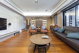 電視的牆面所採用的大面積磁磚，可是等了兩三個月，飄洋過海由義大利進口的。