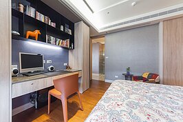 次主臥的面積不是很大，但利用創意充分利用空間，還是可以擺下雙人床、訂做櫥櫃甚至是書桌而不顯得擁擠。