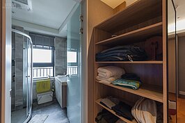 次主臥的浴室緊鄰次主臥，但沒有更衣間的設計，僅在浴室門口利用剩餘空間製作開放層櫃。較為可惜的是在層櫃的色彩選定上較沒有辦法與次主臥相呼應。