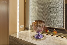 走廊上讓人無法忽視的就是大型水晶杯具有聚寶盆概念的裝飾。