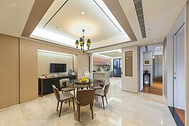 屋主與設計師在設計這間房子時，特別強調空間的開放。因此屋中看不到擋人視線多餘的家具或裝潢，而採簡單確實用的風格。