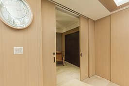 位於餐廳旁的另一個小房間，一般時候作為屋主閱讀小憩之用，若是旅居日本的女兒回來，或者是有客人要來此過夜，把左右隱藏式拉門拉出後，就自成一個具有隱私的房間。