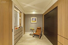 一般人對於家中多的一個無對外窗的小房間，大都是會做成榻榻米房間使用，但是屋主前幢房子已經有榻榻米空間，這裡特別簡單設計，用來一般休憩閱讀時使用。