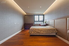 高齡八十多歲的屋主父親就睡在餐廳隔壁並緊鄰主臥房。屋主強調為了讓父親在家中可以更為輕鬆的活動，所有門、廊甚至是廁所浴室都是無門檻的設計。