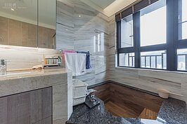 屋主看中這裡主要是因為喜歡泡溫泉，溫泉對家中的老人家身體也好，因此在銷售之初就鎖定這個建案。交屋後與設計師討論結果，在主臥房浴室中採用貼近大自然的原木浴池。