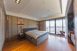 主臥室反映了屋主簡單的生活哲學，沒有繁複的裝潢與眼花撩亂的設計。大片的實木地板就算在寒冷的冬天赤腳踩在上面也不會覺得冷。