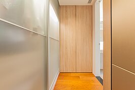 隱藏在主臥室與浴室之間的走道，變成屋主的衣服收納與更衣間。