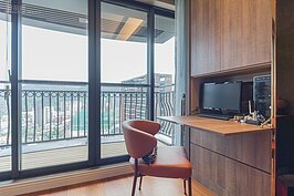 書房區沒有電腦，而是移到了主臥室之中，但是為了房間的整體俐落感，設計師特別將電腦桌設計成隱藏式，與櫃子相結合，若沒屋主的說明，光看外表根本不會猜到這裡有個電腦桌。