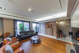 這個設計案例在建坪部分為97坪，室內實坪55坪，設計主要元素採輕奢華風，並且搭配義大利進口大面積磁磚與石材、木材、皮革交替運用，打造出華麗質感的空間，到底這個設計案有什麼特別？讓我們繼續看下去。