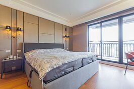 大片可開式落地窗引入屋外光線，就算白天不開燈也十分的明亮。屋主特別在主臥室對外陽台鋪設實木地板，午後一壺好茶就著180度無遮蔽視野，悠閒生活莫過於此。關上落地窗後，屋外吵雜的聲音彷彿被拔掉插頭一般消失得無影無蹤，這是因為採用高級隔音LOW-e玻璃的結果。看來一分錢真的是一分貨。