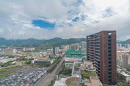 24樓對外的景緻，可看到遠方的北二高以及貓空地區山景。