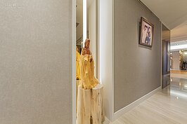 屋主撿拾而來的南方松，透過雕刻師父精妙的手法成為法相莊嚴的可保佑家內平安的觀音像。