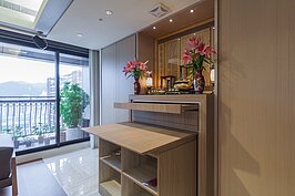 在現在比較年輕的一代，家裡幾乎看不到神明桌。為了神明桌的擺放讓屋主與設計傷透了腦筋，最後選定落在貫穿整個家的中軸線上，並且加入可收納式多種用途的供桌。