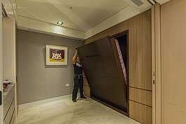 至於睡覺的時候可不是打地鋪，而是有隱藏的雙人床可以拉出。