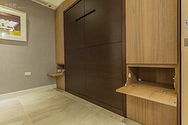 床的旁邊各有一組邊桌，不用來睡覺時可當作一般桌子使用，若是搭配床組後則變成床頭邊桌，十分的有創意，也是運用空間到極致的一個設計。