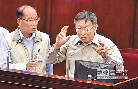 針對北市禁止左轉、停車拖吊等交通標誌中加註「假日除外」的罰單陷阱,到底該定義是公家機關的國定假日還是勞工的國定假日?台北市長柯文哲(右)表示他也搞不清楚。(姚志平攝)