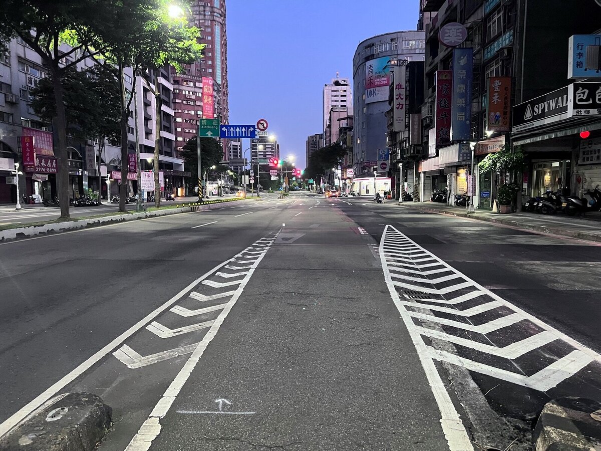 養工處將於9月13、17日夜間辦理三重區成功路(往新莊方向)道路銑鋪工程,將封閉部分車道,請用路人配合現場交維及人員指揮引導。圖/新北市政府工務局提供