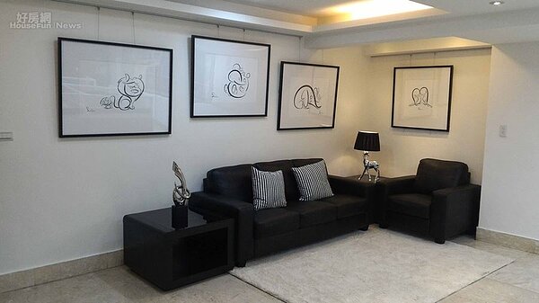 2辦公室內擺放四幅蕭言中作品。