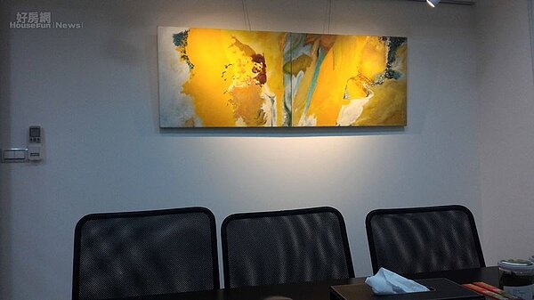 3本土女性詩畫家梁崴畫作,在會議室內也看得到。