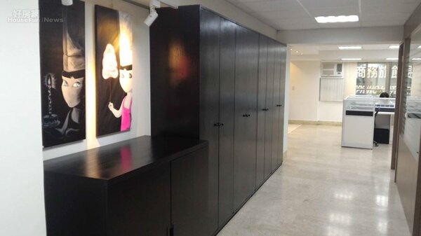 9辦公室內的長廊裡，擺放Attilio小寶拉畫作。
