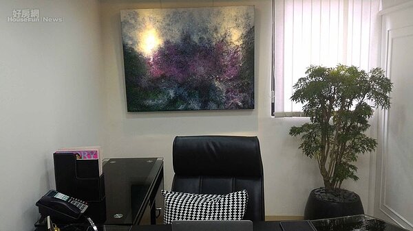 7張宥羢的辦公室以「黑色系」家具為主要元素。