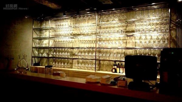 3.開放吧檯空間，琳瑯滿目的10餘種葡萄酒杯，成了店內另一項特色。
