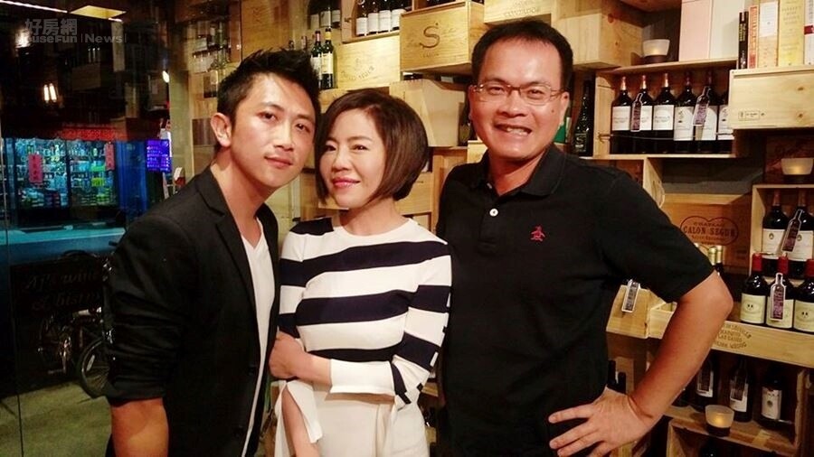 1.「Aj's wine & bistro」老闆AJ交遊廣闊，與于美人、鄭弘儀在店內合影。（翻攝自Aj's wine & bistro臉書）