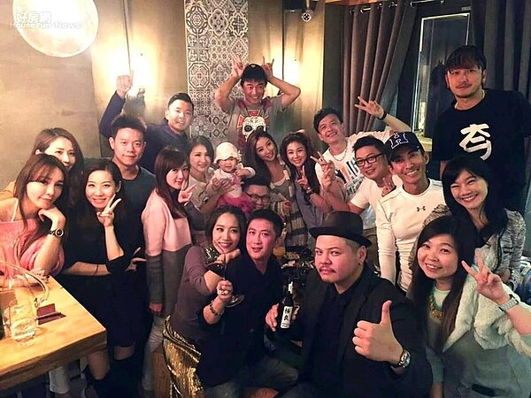 10.不少影視名人都曾光顧「Aj's wine & bistro」，全因老闆AJ喜歡結交朋友。（翻攝自Aj's wine & bistro臉書）