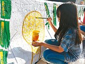 牆上彩繪竹筒飯　「看了流口水」