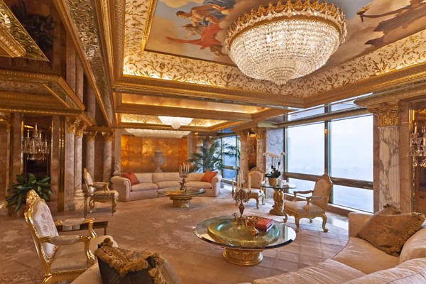 川普豪宅猶如博物館般精緻,天花板上更是一幅經典壁畫。(翻攝自Youtube)